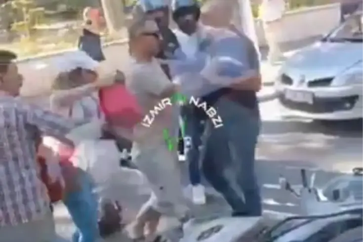 Kaskla defalarca saldıran motosikletli, taksici araçtan inince zor kurtuldu