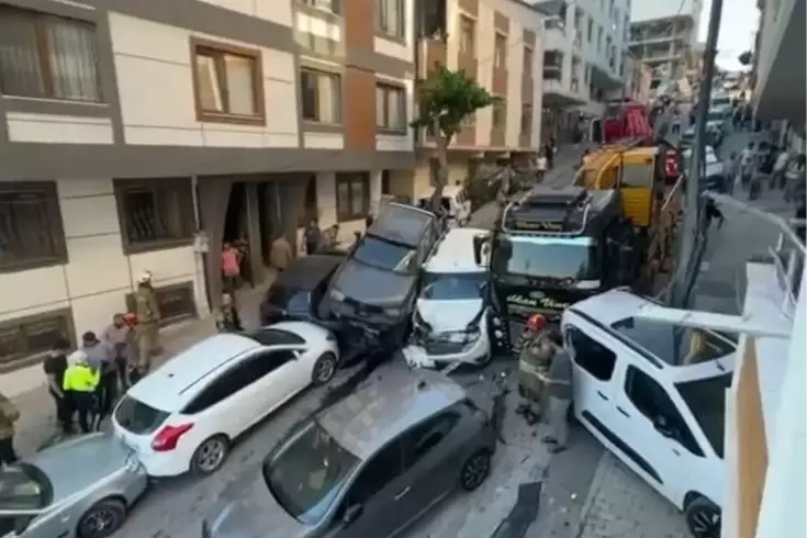 Kontrolden çıkan vinç 23 aracı biçti, binalara zarar verdi