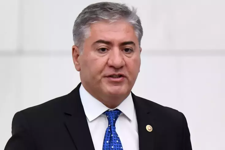 CHP Grup Başkanvekili Murat Emir, miting kürsüsünden düştü Vücudunda kırıklar oluştu
