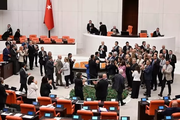 CHP’li vekillerden tutuklanan Zeydan Karalar için Meclis’te kürsü işgali