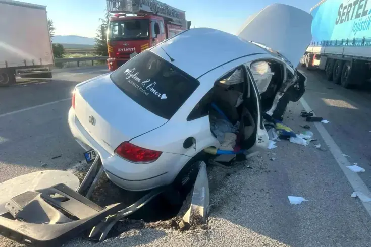 Traktöre çarpan otomobilde üsteğmen hayatını kaybetti, eşi ağır yaralı
