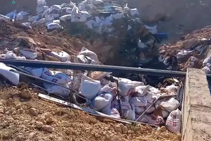 Devrildikten sonra alev alan tırda baba ve oğlu can verdi