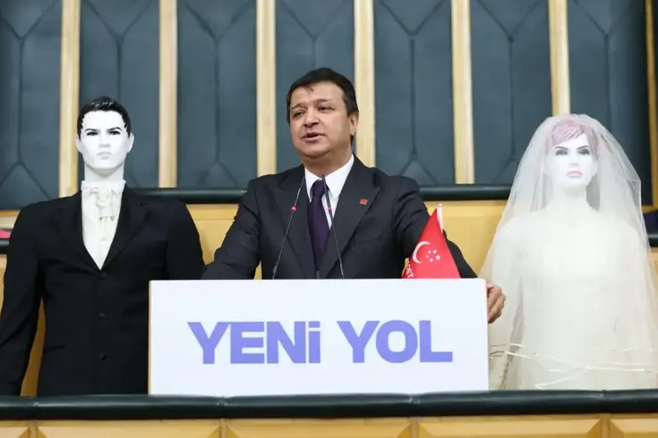 TBMM’de ilginç protesto Kürsüye gelin ve damat mankeniyle çıktı