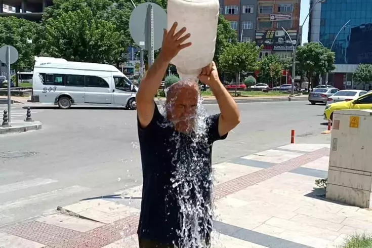 Hava sıcaklığının 45 dereceyi bulduğu kentte vatandaşlar böyle serinledi
