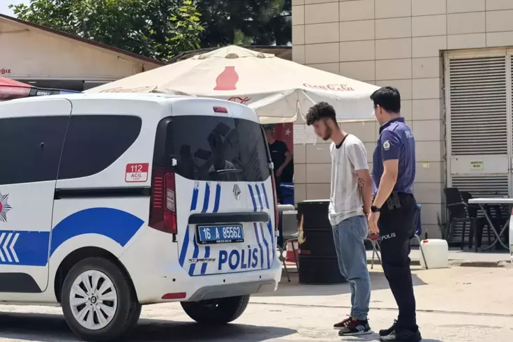 Kendisini hortumla serinletmeyen bahçıvanı tekme ve yumrukla darbetti