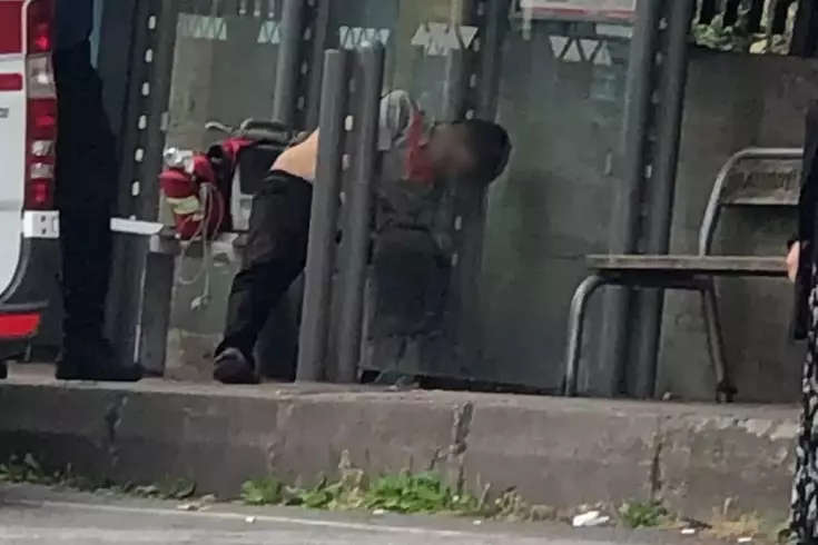 Taburcu olduktan dakikalar sonra durakta can verdi