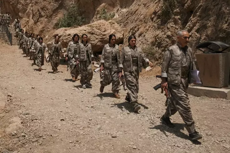 Silahlarını yakan 30 teröristin mağaradan çıktığı anlar böyle görüntülendi