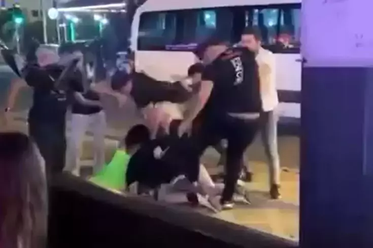 “Hesap“ kavgasında kadın turistleri darbedip yerde tekmelediler