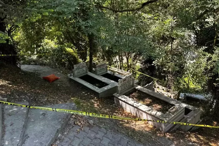 Mezarda bal mumundan yapılmış bebek ve bebeğe sarılı muska bulundu