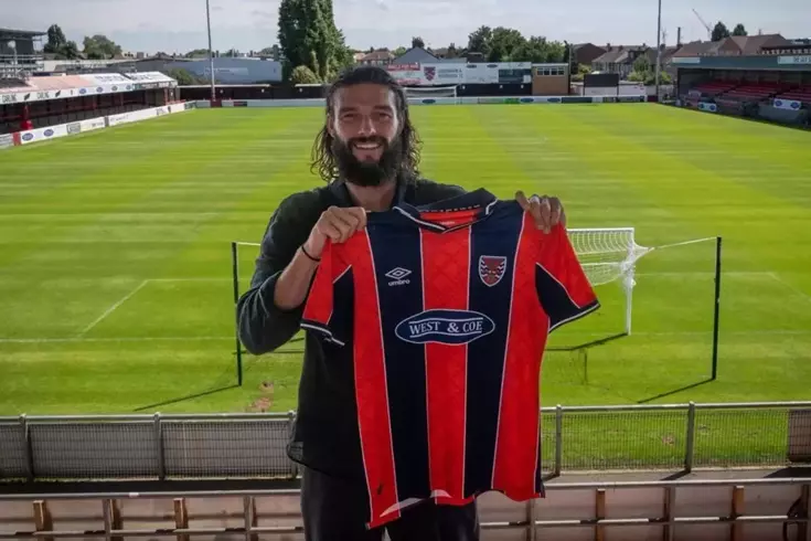 Bir zamanların efsane forveti Andy Carroll, 6. Lig takımına imza attı