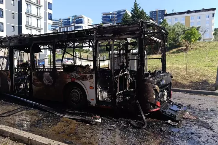 Facianın eşiğinden dönüldü Halk otobüsü alev alev yandı