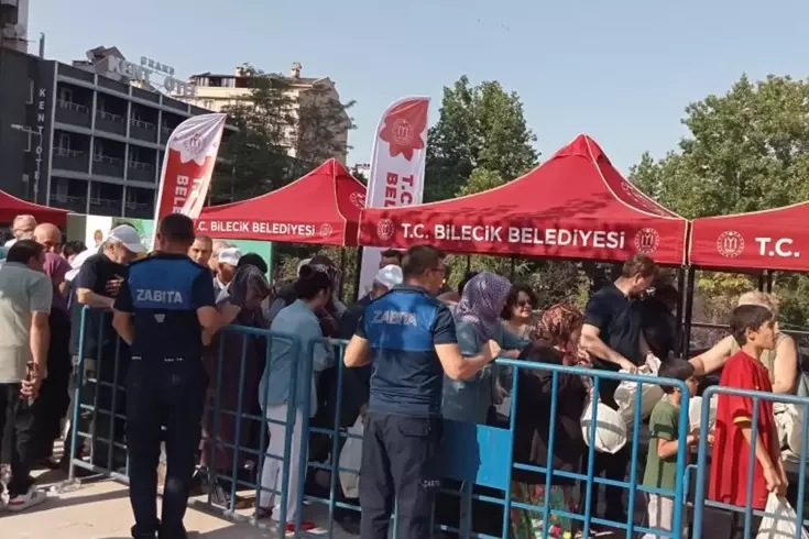 Fiyatlara kızıp bedava dağıttılar, duyan sıraya koştu