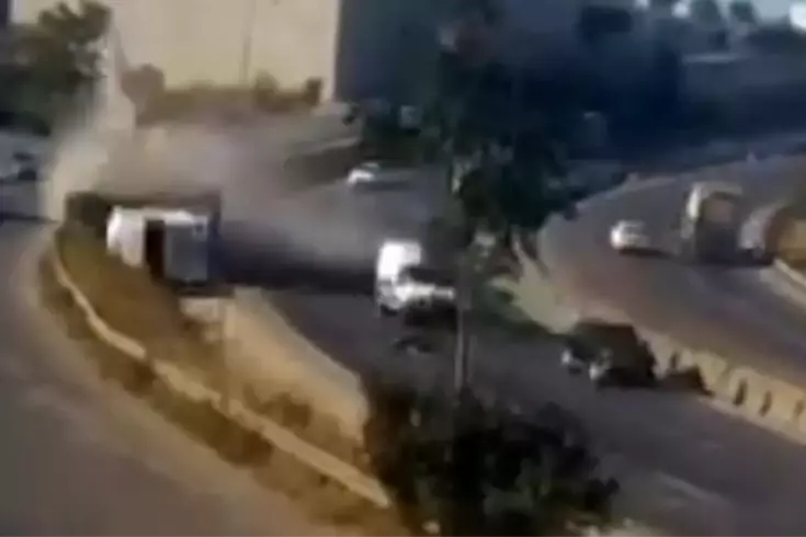 5 kişinin öldüğü feci kaza kamerada Yolda giden otomobilin üstüne dorse düştü