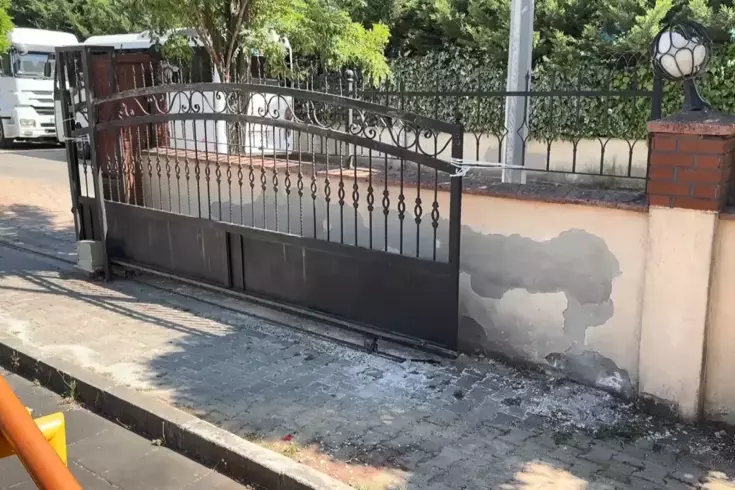 Çekmeköy’de demir kapı çocuğun üzerine düştü: Hayatını kaybetti