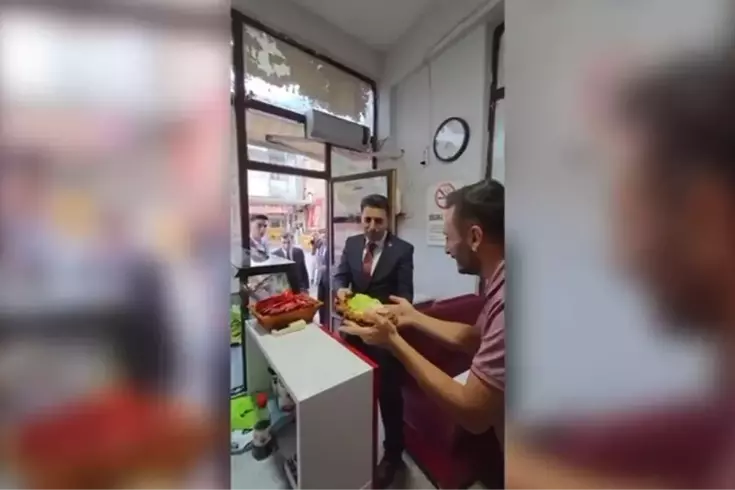 Tunceli Valisi Aygöl’ün esnaf ziyaretine damga vuran an Korumanın bakışlara dikkat
