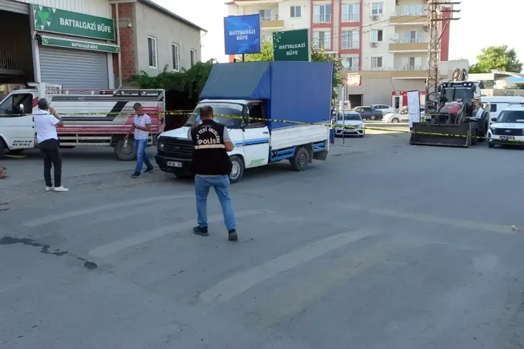 Sokak ortasında birbirlerine kurşun yağdırdılar: 2 yaralı
