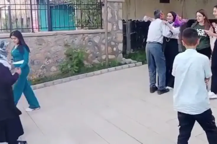 YKS çıkışında babası tarafından çiçekle karşılanan öğrenci Türkiye 10 bin 840’ıncısı oldu