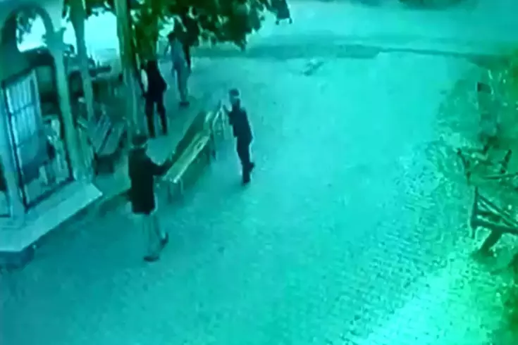 93 yaşındaki adam köy meydanında silahıyla dehşet saçtı: 1’i ağır 3 yaralı