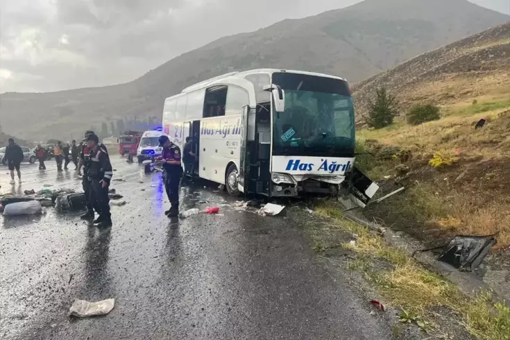 Sivas’ta yolcu otobüsü devrildi 4 kişi öldü, 33 kişi yaralandı