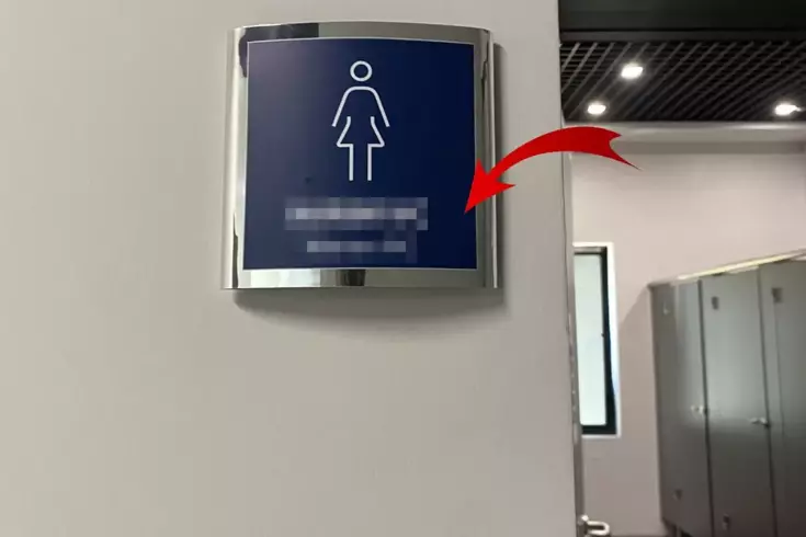 Kadın WC tabelası gitti, yerine gelen bir hayli ilginç