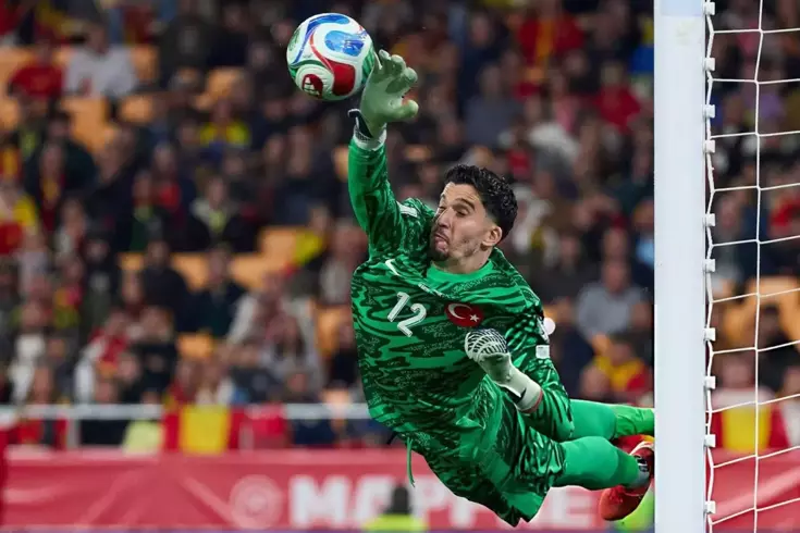 Uçan kaçanı kurtaran Altay Bayındır aldığı haberle yıkıldı