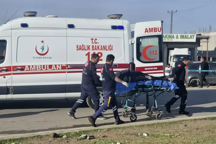 Tır, taksiyle hafif ticari aracı biçti Ölü ve yaralılar var