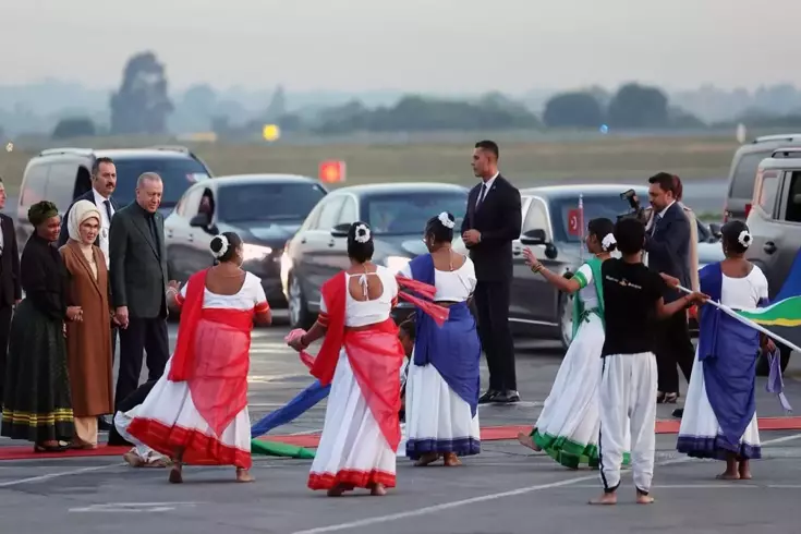 Cumhurbaşkanı Erdoğan’a Güney Afrika’da renkli karşılama İlgiyle izledi