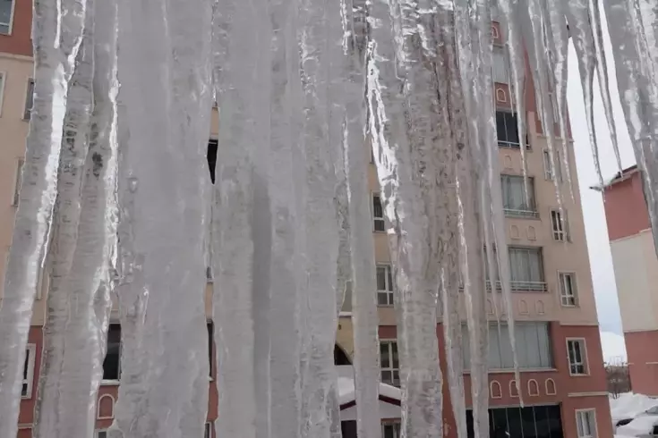 Bitlis’te binaların çatılarında 5 metreyi bulan buz sarkıtları oluştu