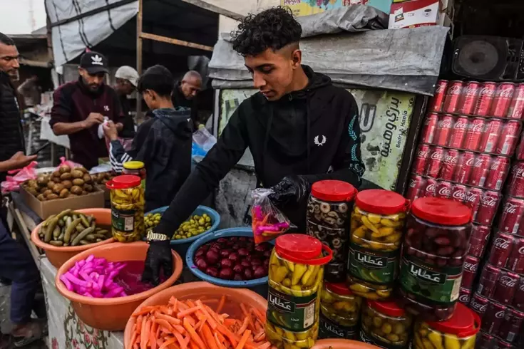 Gazze’de Ramazan hareketliliği: Pazar yerindeki Coca-Cola kolileri dikkat çekti