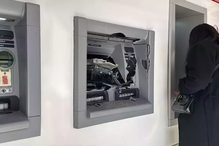 Ne yaptıysa olmadı, para çekemeyince ATM’ye saldırdı