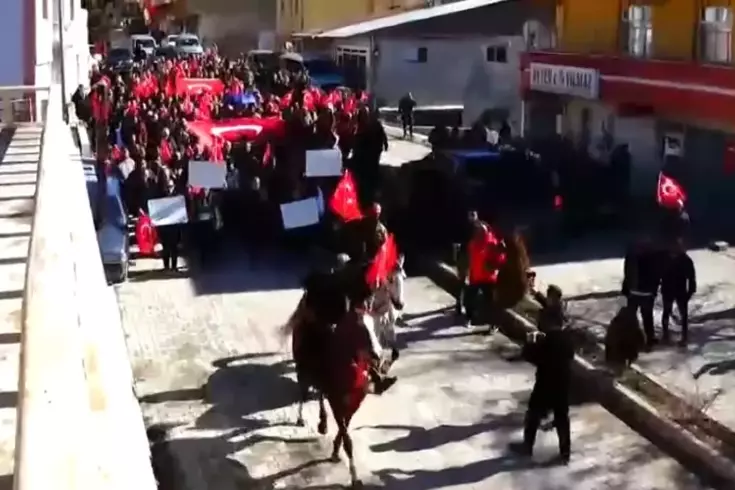 Şemsiye görüntüleriyle tartışma yaratan kaymakam için sokağa çıktılar