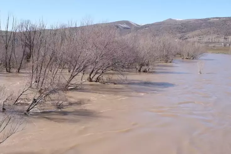 Kızılırmak taştı Yollar kapandı, araziler su altında kaldı
