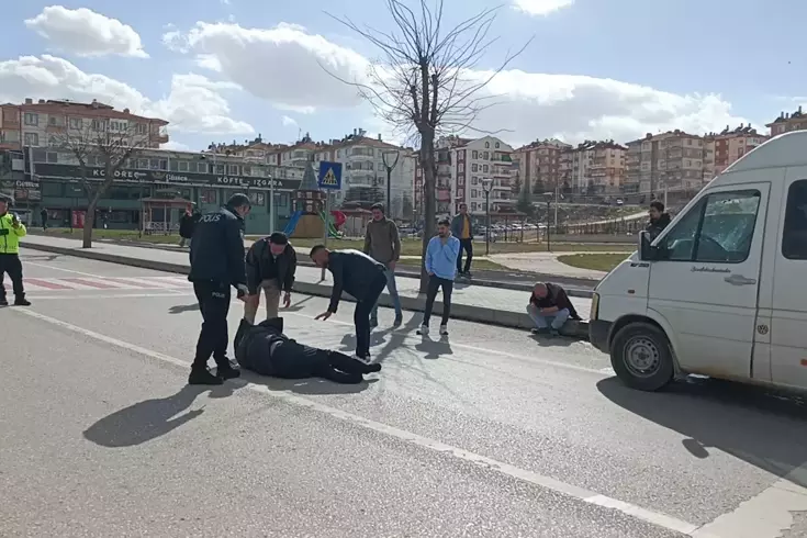 Minibüsün çarptığı yaya 32 metre ileriye fırladı