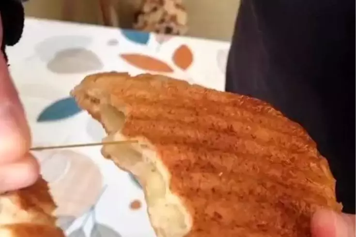 Bursa’da mide bulandıran görüntü: Ekmeğin içinden paket lastiği çıktı