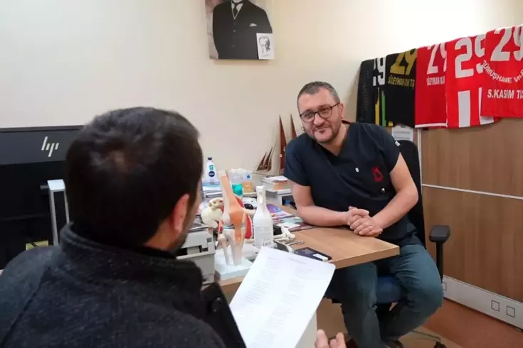 Randevu bulamayınca doktora taşlama şiir yazdı