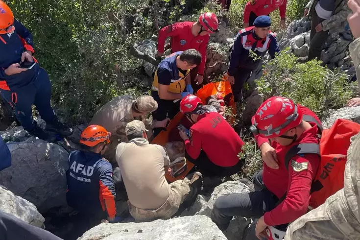 Ölümle burun buruna 24 saat Yaşlı kadın 5 metrelik yarıkta sıkışmış halde bulundu