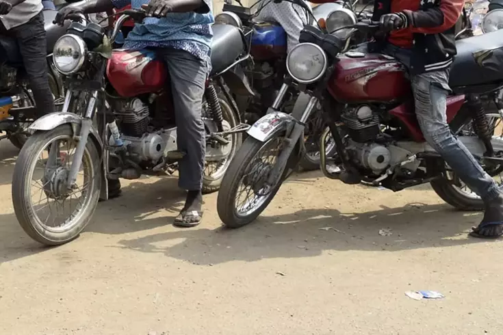 Motosikletlerle bastıkları köyde onlarca kişiyi katlettiler