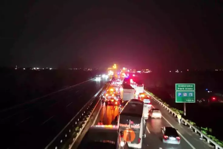 Yolcu otobüsleri dahil 16 araç birbirine girdi, çok sayıda yaralı var