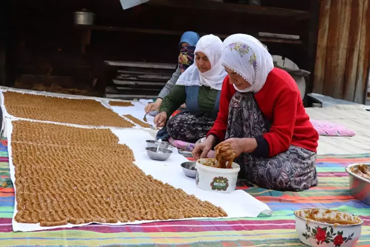 Bu tatlı sadece bir mahallede var Yazın bin bir zahmetle yapılıyor, kışın afiyetle yeniyor