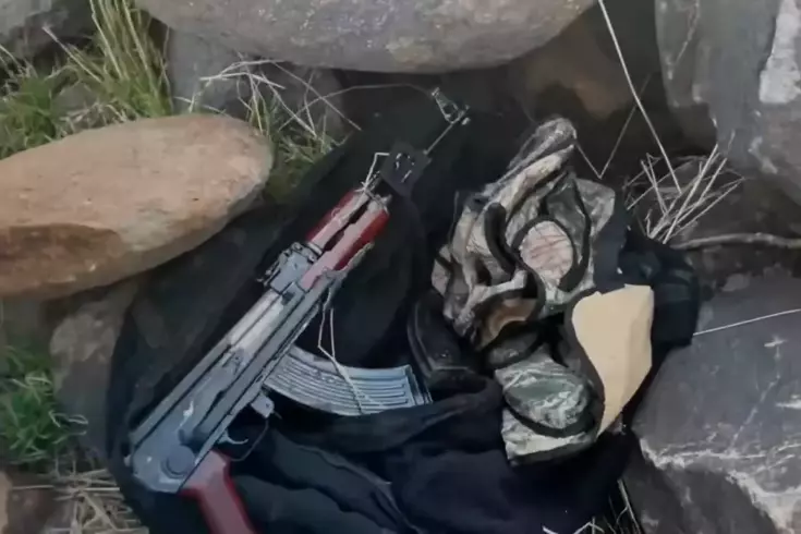 Şanlıurfa’da volkanik bazalt taşlarının altında cephanelik ele geçirildi: 8 gözaltı