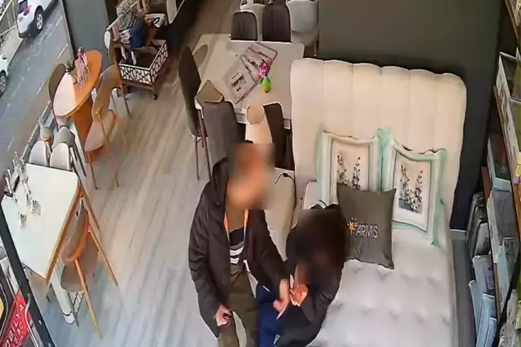 Eşini mobilya mağazasında darbetti