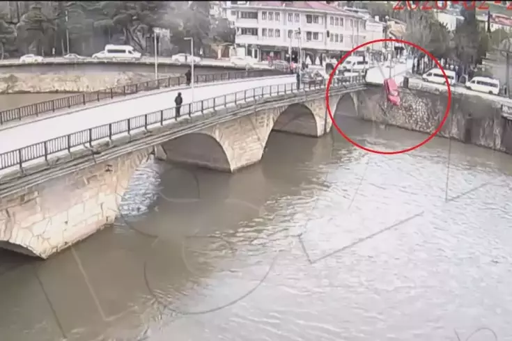 Hafif ticari araçla çarpışan otomobil, nehre uçtu: Anne ile kızı yaralı