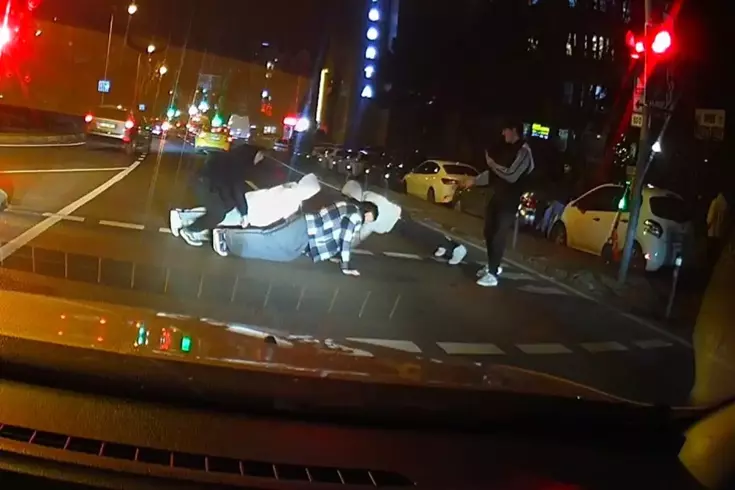 Yola atlayıp yaptıkları akılalmaz Hem de en işlek caddelerden birinde