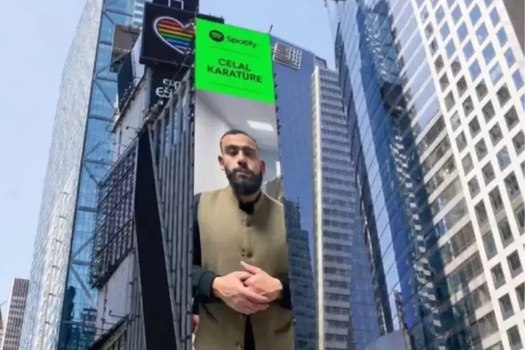 Times Meydanı’nda bir Türk yıldızı: Celal Karatüre dünya listelerini sallıyor