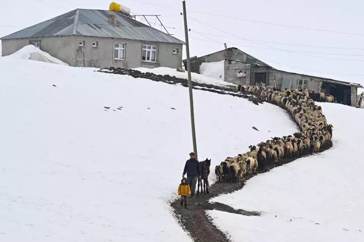 Bu köyün tek sakini onlar 9 yıldır 3 metre karın altında ’nöbet’ tutuyorlar