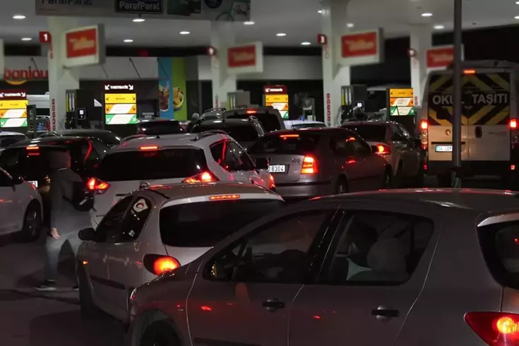 İstasyonlarda kuyruğa girenlere kötü haber: Motorin zammı iptal edildi