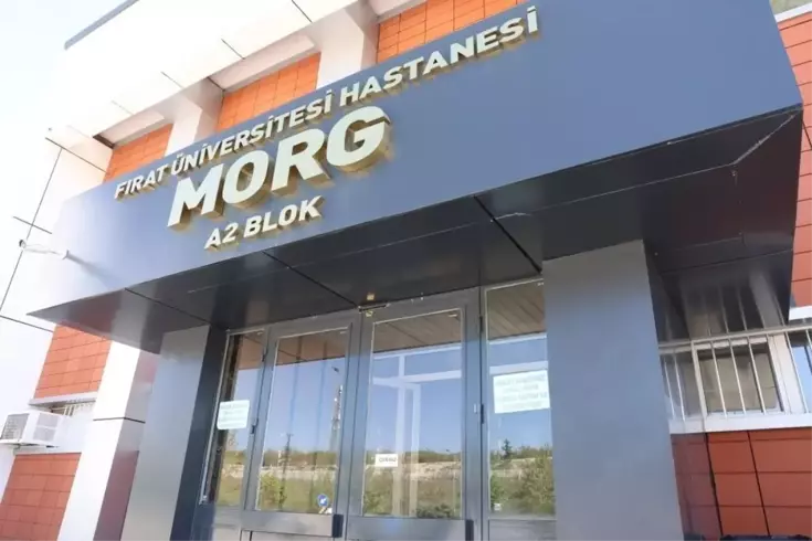 Oğlunu bıçaklayan adamı, av tüfeğiyle vurarak öldürdü