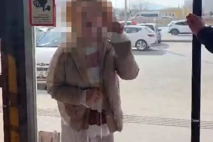 Fark ücretine itiraz eden kadın eczaneye saldırdı