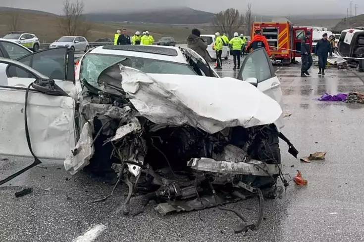 Otomobil, hafif ticari araca çarptı: Baba ve oğlu öldü, 4 yaralı