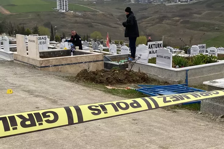 Mezarlıkta defin sırasında husumetlisini tabancayla yaraladı